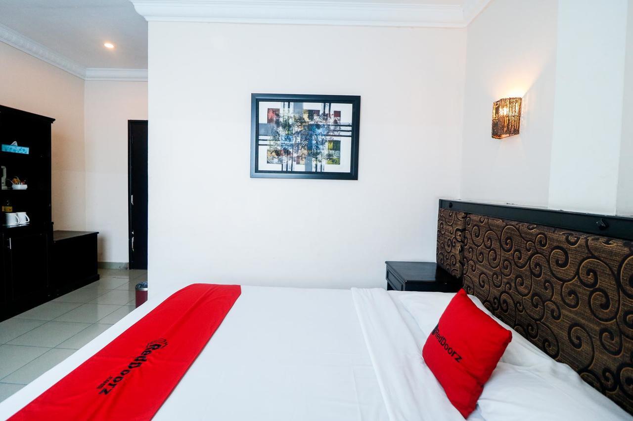 Reddoorz Plus @ Jalan Dr Sutomo Pekanbaru Buitenkant foto